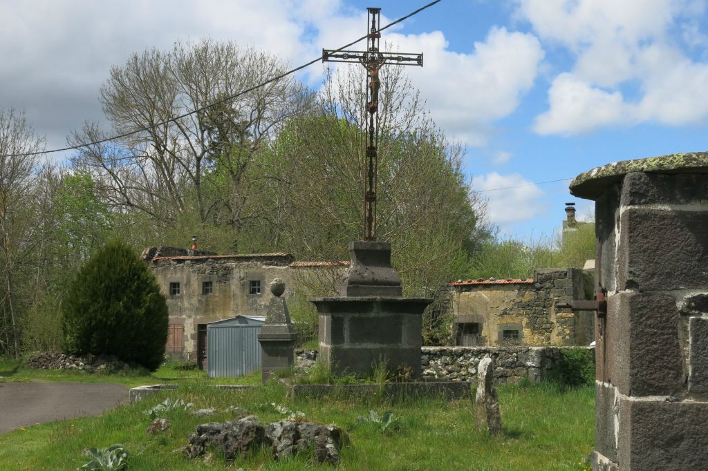 Mazaye-le-haut en partie en ruines